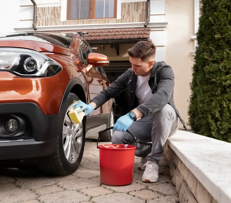 Lavage auto à domicile Le Puy-Notre-Dame : professionnel intervenant sur un véhicule